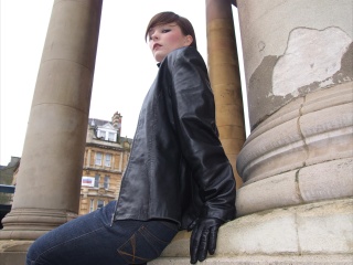girl-leather-gloves-leather-boots-leather-jacket