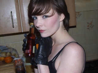 girl-leather-gloves-leather-boots-leather-jacket