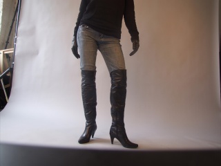 girl-leather-gloves-leather-boots-leather-jacket