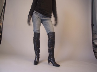 girl-leather-gloves-leather-boots-leather-jacket