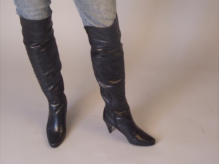 girl-leather-gloves-leather-boots-leather-jacket