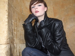 girl-leather-gloves-leather-boots-leather-jacket