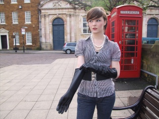 girl-leather-gloves-leather-boots-leather-jacket