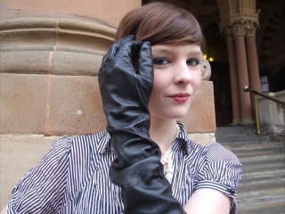 girl-leather-gloves-leather-boots-leather-jacket
