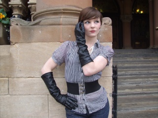 girl-leather-gloves-leather-boots-leather-jacket