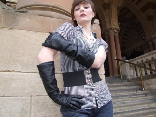 girl-leather-gloves-leather-boots-leather-jacket