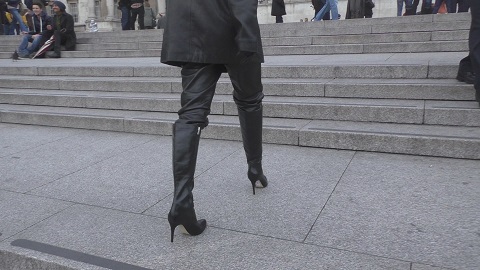 Jessy-girl-in-leather-jacket-leather-gloves-london