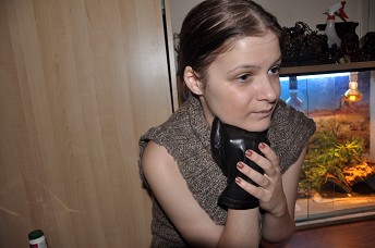 Beccy-girl-leather-gloves