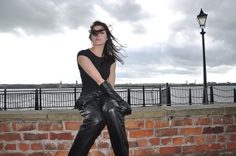 hannah-girl-in-leather-gloves-and-leather-pants