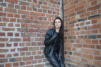 hannah-girl-in-leather-gloves-and-leather-pants